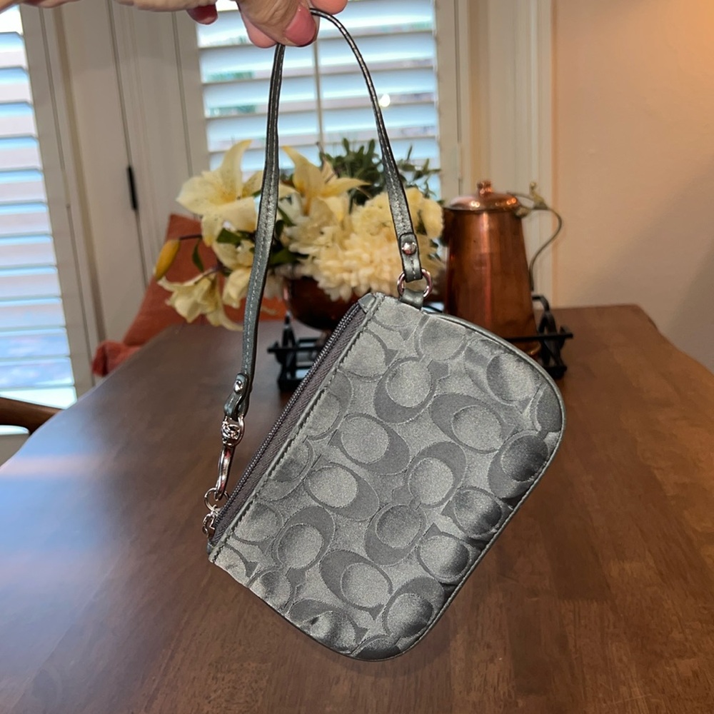 Coach Small Wristlet Gray Bag. Zip closure. Classic Signature logo. Versatile - Picture 2 of 7